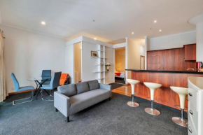 Waterfront Location, CBD l Free Wifi l Aircon